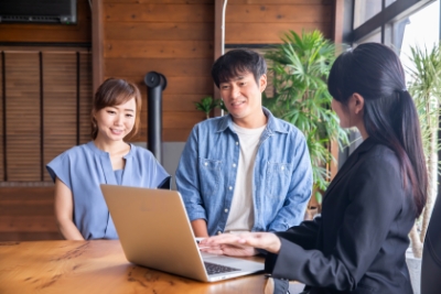 不動産会社が買主と売主の間に入り取引をサポート